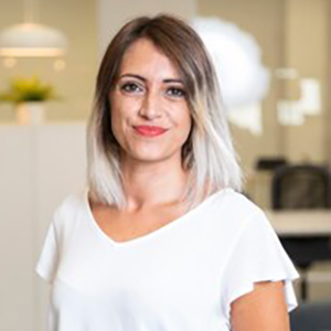 medium-shot-beautiful-woman_23-2148352570